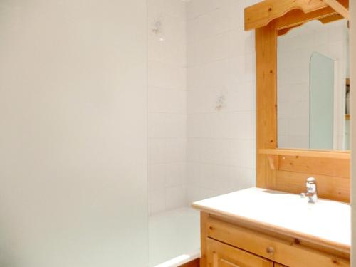 une salle de bain avec un lavabo et un miroir dans l'établissement Résidence Home Club - Studio confortable · proche pistes et commerces MAE-7334, à Tignes