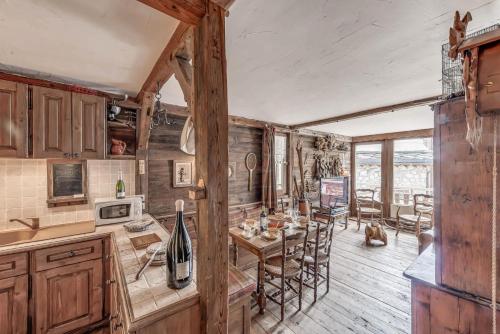 une cuisine et une salle à manger avec une table et des chaises dans l'établissement Résidence Le Rosset - 3 Pièces pour 6 Personnes MAE-0504, à Tignes
