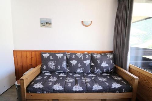 - un canapé dans une chambre avec fenêtre dans l'établissement Résidence Home Club - Studio confortable · proche pistes et commerces MAE-7334, à Tignes