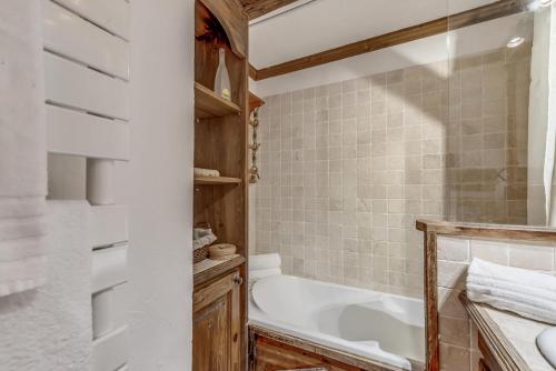 une salle de bain avec une baignoire blanche et un lavabo dans l'établissement Résidence Le Rosset - 3 Pièces pour 6 Personnes MAE-0504, à Tignes
