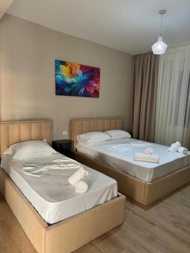 two beds in a hotel room with at Voyage Villa in Vlorë