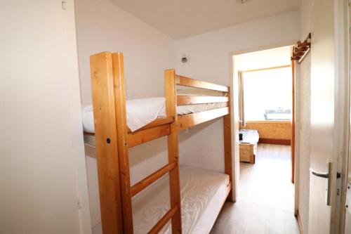 une chambre avec deux lits superposés dans une pièce dans l'établissement Résidence Home Club - Studio lumineux et proche des pistes MAE-0794, à Tignes