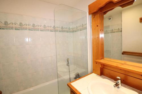 une salle de bain avec une douche, un lavabo et une baignoire dans l'établissement Résidence Home Club - Studio lumineux et proche des pistes MAE-0794, à Tignes