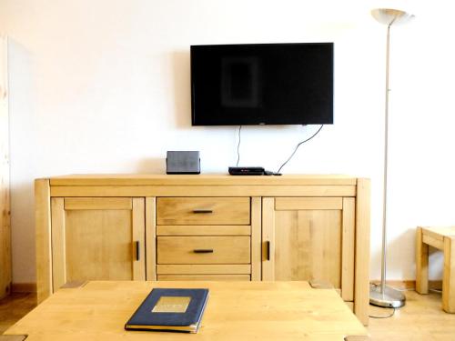 Elle comprend une télévision à écran plat. dans l'établissement Résidence Lot 300 - Appartement spacieux et renové MAE-0524, à Tignes