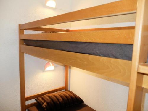 - un lit superposé avec deux lumières sur le lit inférieur dans l'établissement Résidence Rond Point Des Pistes B - Appartement confortable·Proches de pistes·Balcon MAE-4604, à Tignes