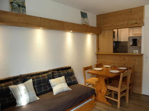 un salon avec un canapé et une table dans l'établissement Résidence Rond Point Des Pistes B - Appartement confortable·Proches de pistes·Balcon MAE-4604, à Tignes