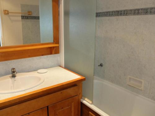 une salle de bain avec un lavabo et une baignoire dans l'établissement Résidence Tour Du Lac - Appartement fonctionnel·Proche des pistes MAE-8104, à Tignes