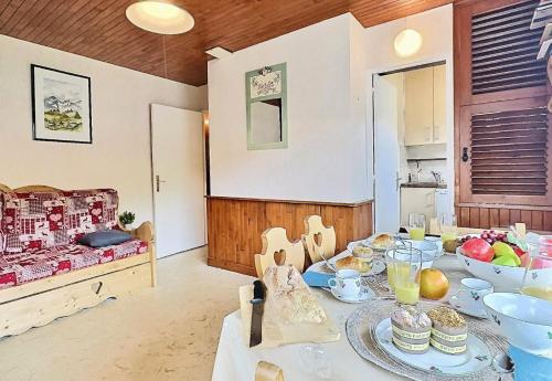 une salle à manger avec une table sur laquelle se trouve de la nourriture dans l'établissement Résidence Kandahar - Agréable 2 pièces de 32m2 sur les pistes du Lavachet MAE-0244, à Tignes