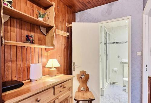 a room with wooden walls and a chair and a desk at Résidence Kandahar - Agréable 2 pièces de 32m2 sur les pistes du Lavachet MAE-0244 in Tignes