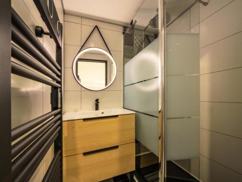 une salle de bain avec un lavabo et un miroir dans l'établissement Résidence Home Club - Studio confortable · Skis aux pieds · Balcon MAE-0264, à Tignes