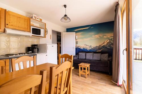une cuisine et un salon avec une table et un canapé dans l'établissement Les Chalets De Bois MÉan - E - Appartement sur les hauteurs des Orres 1800 MAE-6204, aux Orres