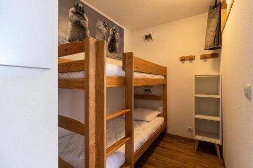 Cette petite chambre comprend 2 lits superposés et un réfrigérateur. dans l'établissement Les Chalets De Bois MÉan - E - Appartement sur les hauteurs des Orres 1800 MAE-6204, aux Orres