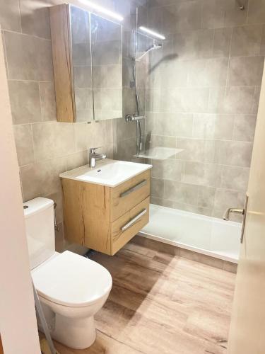 une salle de bain avec toilettes, lavabo et baignoire dans l'établissement Résidence Hameaux Ii - Studio rénové 3 personnes - Plagne Village MAE-7324, à Aime La Plagne
