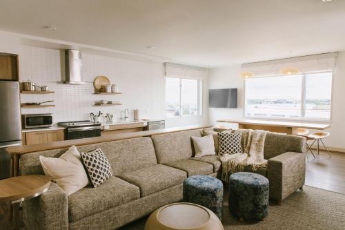 a living room with a couch and a kitchen at Element Cartersville in Cartersville