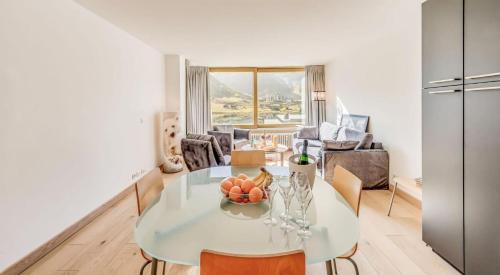 une cuisine et un salon avec une table et des chaises dans l'établissement Résidence PrÉmou - 2 pièces 4, 3 belle vue lac Grande Motte MAE-4264, à Tignes