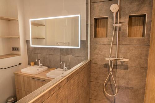 une salle de bain avec deux lavabos et un miroir dans l'établissement Les Chalets De Bois MÉan - D - Magnifique appartement avec vue sur la vallée MAE-9374, aux Orres