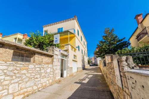 Apartment and Rooms Angela