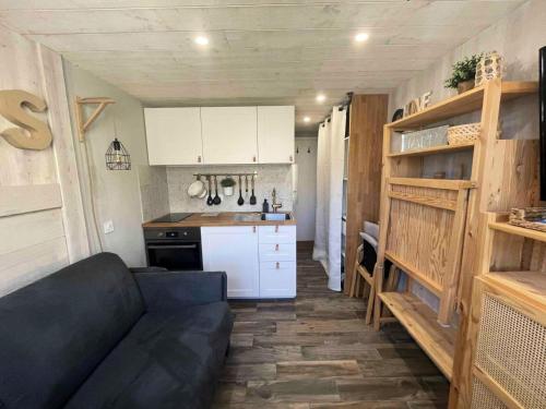 - un salon et une cuisine dans une petite maison dans l'établissement Résidence Palafour - Studette cosy entièrement rénovée. MAE-3894, à Tignes