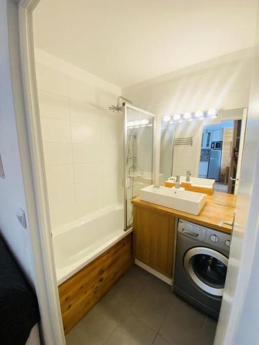 une salle de bain avec un lavabo et une machine à laver dans l'établissement Curling A - Bel appartement confortable ski aux pieds MAE-6504, à Tignes