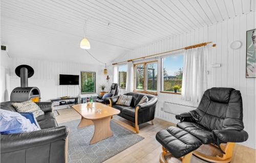 Μια τηλεόραση ή/και κέντρο ψυχαγωγίας στο Pet Friendly Home In Tarm With Kitchen