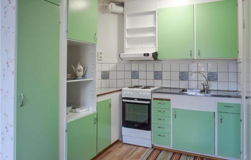 Kuchyň nebo kuchyňský kout v ubytování Amazing Apartment In Orrefors With Wifi