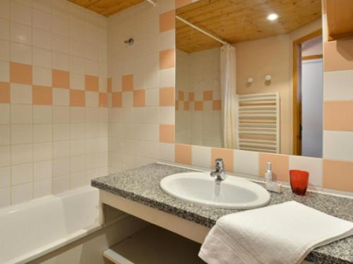 une salle de bain avec un lavabo, une baignoire et un miroir dans l'établissement Résidence Diamant - Studio pour 4 Personnes 114, à Aime La Plagne