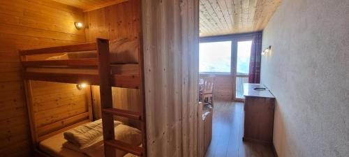 - une chambre avec 2 lits superposés dans une cabine dans l'établissement Résidence Chamois - Studio pour 4 Personnes 084, à Aime La Plagne