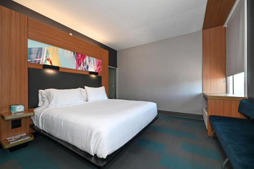 Кровать или кровати в номере Aloft Charleston Airport and Convention Center