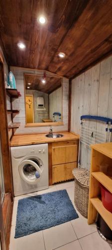 une petite cuisine avec une machine à laver et un évier dans l'établissement Résidence FlÈche - 2 Pièces pour 6 Personnes 944, à Aime La Plagne