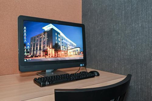 Телевизор и/или развлекательный центр в Aloft Charleston Airport and Convention Center