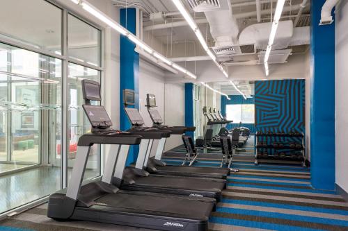 Фитнес-центр и/или тренажеры в Aloft Charleston Airport and Convention Center