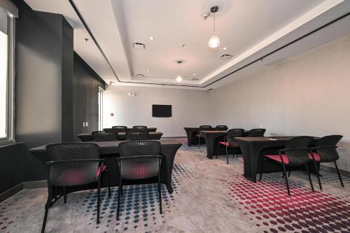Телевизор и/или развлекательный центр в Aloft Charleston Airport and Convention Center