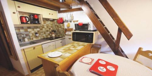 - une petite cuisine avec une petite table dans une chambre dans l'établissement Résidence Ancolie - Les Hauts De Planchamp - 2 Pièces pour 6 Personnes MAE-6374, à Champagny-en-Vanoise