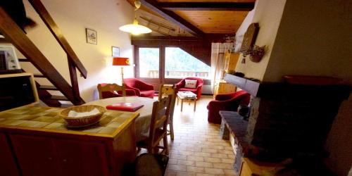 un salon avec un canapé et une table dans une pièce dans l'établissement Résidence Ancolie - Les Hauts De Planchamp - 2 Pièces pour 6 Personnes MAE-6374, à Champagny-en-Vanoise