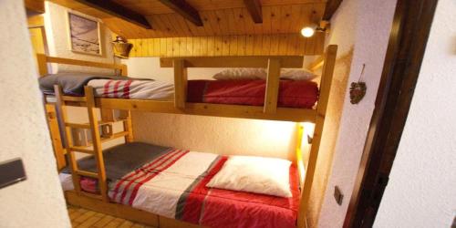 - une chambre avec 3 lits superposés dans une maison dans l'établissement Résidence Ancolie - Les Hauts De Planchamp - 2 Pièces pour 6 Personnes MAE-6374, à Champagny-en-Vanoise