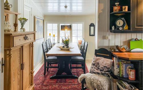 Η κουζίνα ή μικρή κουζίνα στο 3 Bedroom Gorgeous Home In Molde