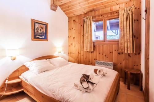 a bedroom with a bed with shoes on it at Résidence Jardins D'hiver Du Morel A - Appartement cosy et charmant proche des pistes MAE-4074 in Les Allues