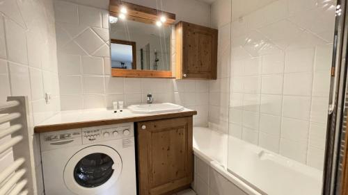a bathroom with a washing machine and a sink at Résidence Jardins D'hiver Du Morel A - Appartement cosy et charmant proche des pistes MAE-4074 in Les Allues