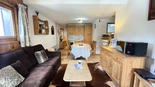 un salon avec un canapé et une table dans l'établissement Résidence Jardins D'hiver Du Morel A - Appartement cosy et charmant proche des pistes MAE-4074, à Les Allues