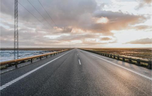 an empty road in the middle of a highway at 3 Bedroom Nice Home In Rømø in Tagholm