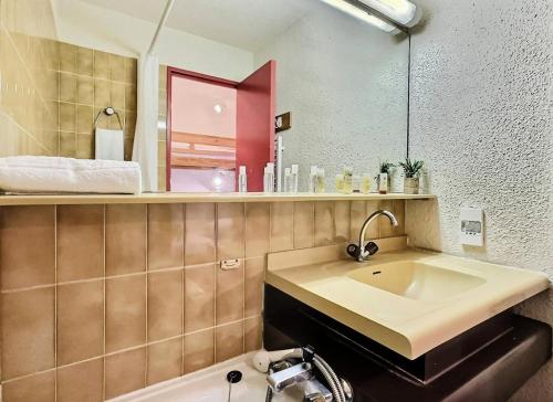 une salle de bain avec un lavabo et un miroir dans l'établissement Résidence Home Club - Studio 4 personnes + parking au coeur du Lavachet MAE-2954, à Tignes