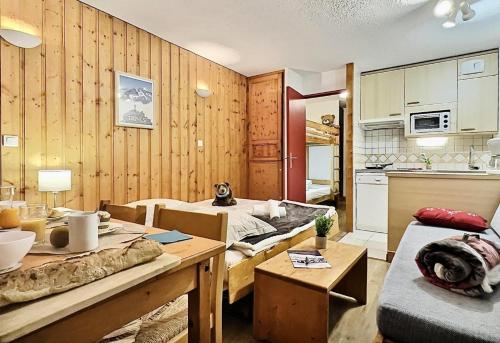 Il comprend un salon avec des murs en bois et une cuisine. dans l'établissement Résidence Home Club - Studio 4 personnes + parking au coeur du Lavachet MAE-2954, à Tignes