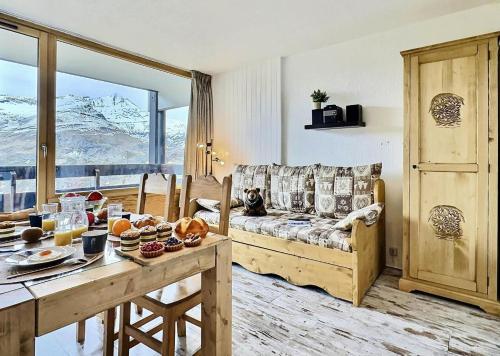 un salon avec une table et un canapé dans l'établissement Résidence Home Club - Bel appartement rénové pouvant acueillir 4 personnes à Tignes Lavachet MAE-2184, à Tignes