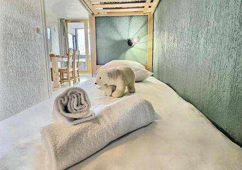 un bébé éléphant assis au-dessus d'un lit dans l'établissement Résidence Home Club - Bel appartement rénové pouvant acueillir 4 personnes à Tignes Lavachet MAE-2184, à Tignes