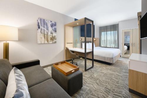 多森SpringHill Suites by Marriott Dothan的配有沙发和床的酒店房间