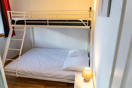 un lit superposé avec un lit blanc dans une chambre dans l'établissement Les Chalets De Bois MÉan - A - Escapade douillette avec vue sur la vallée MAE-7394, aux Orres