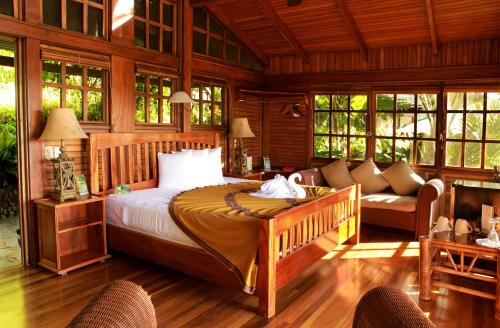 Aguila de Osa Rainforest Lodgeにあるベッド