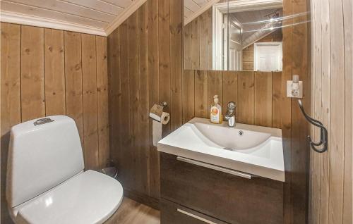 Ένα μπάνιο στο 4 Bedroom Lovely Home In Rysstad