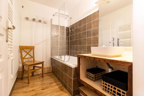 une salle de bain avec un lavabo et une baignoire dans l'établissement Les Chalets De Bois MÉan - A - Magnifique appartement montagnard aux Orres 1800 MAE-6521, aux Orres