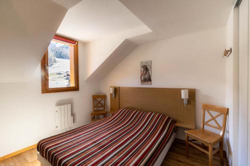 une chambre avec un lit et une fenêtre dans l'établissement Les Chalets De Bois MÉan - A - Magnifique appartement montagnard aux Orres 1800 MAE-6521, aux Orres